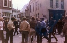 856024 Afbeelding van ongeregeldheden tussen sympathisanten van krakers en enkele buurtbewoners in de Voorstraat te ...